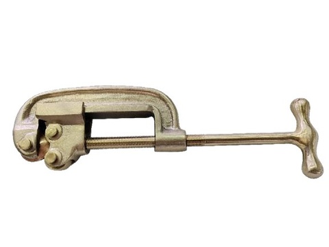 Non-sparking pipe cutter